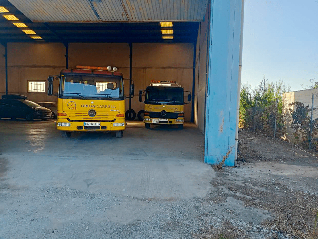 Grúas Carrillo frontal camion amarillo